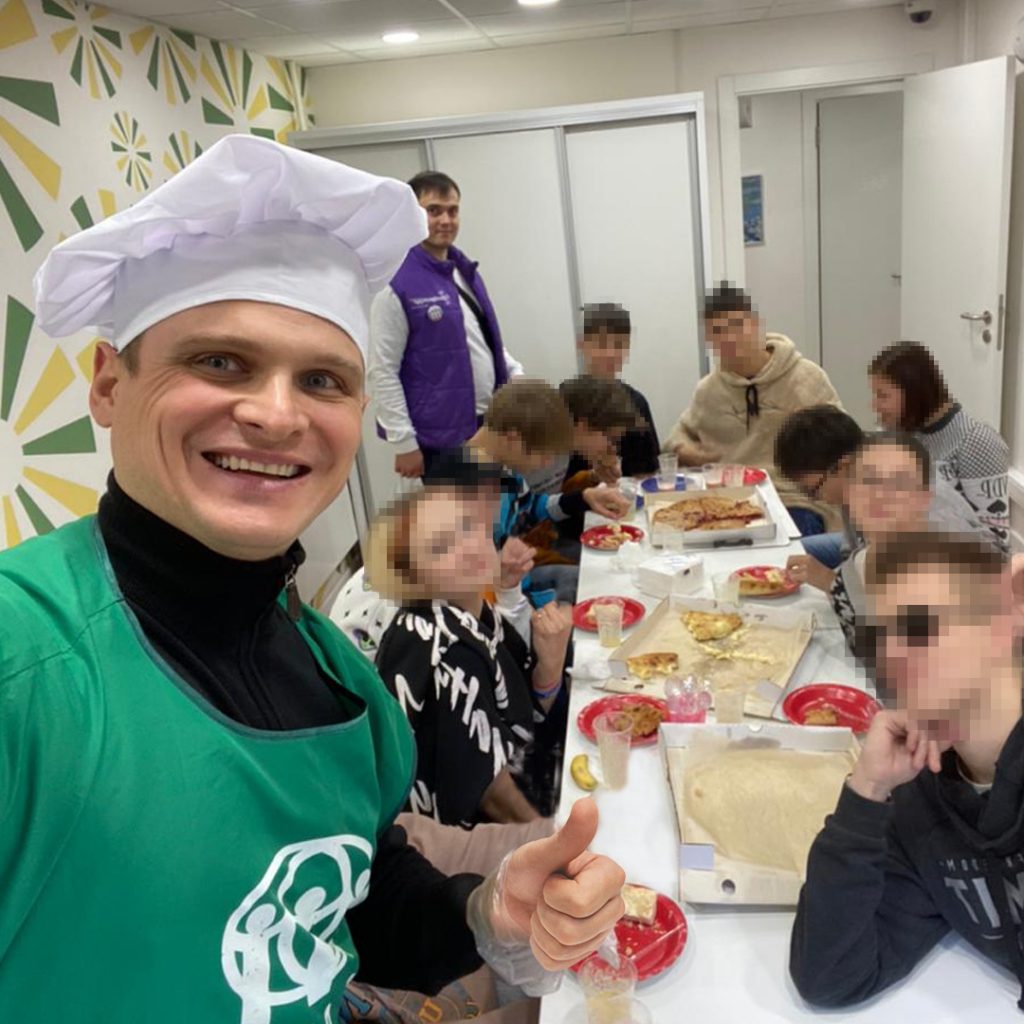 Петр показывает мастер класс по приготовлению полезного коктейля