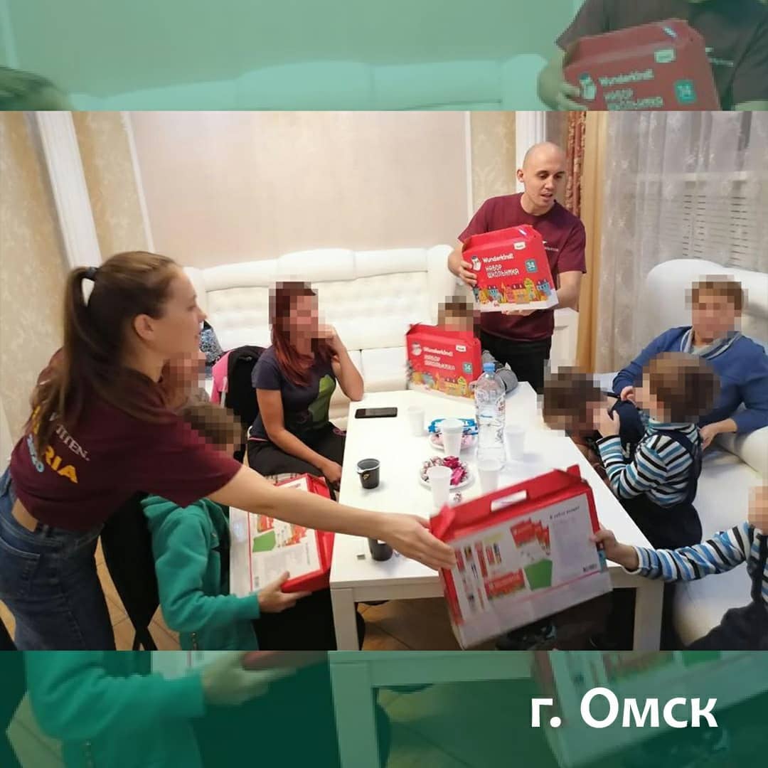 Вручение подарков детям в Омске